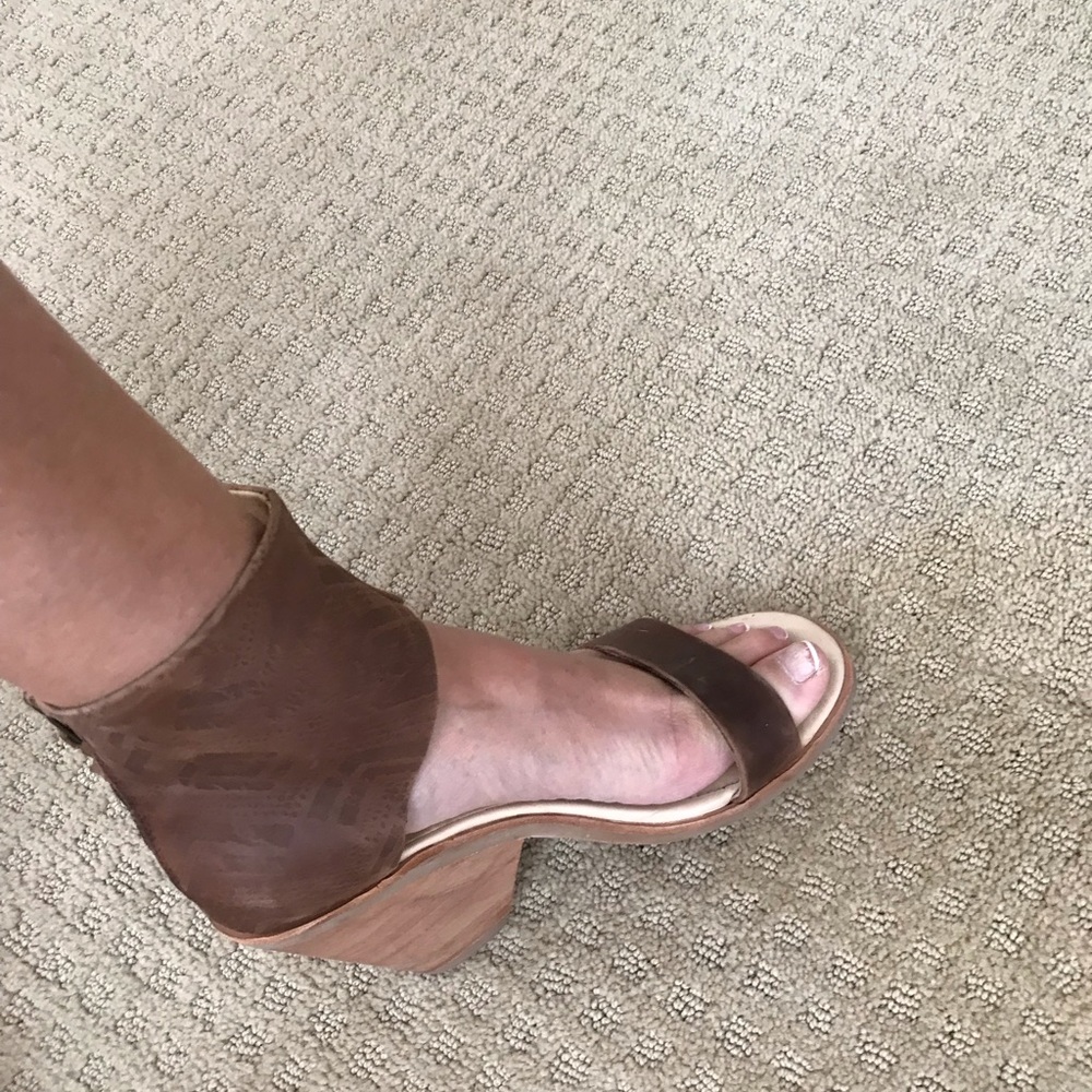 Awesome ankle strap shoe/sandals!